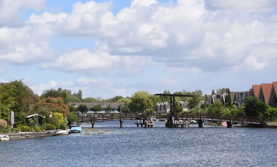 De Broekwegwetering met bruggen in Zoetermeer
